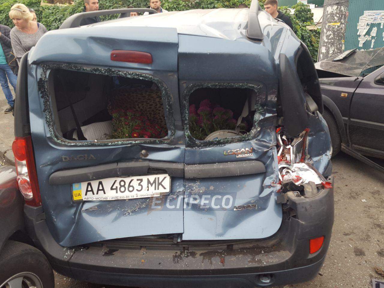В Киеве произошло масштабное ДТП при участии 5 автомобилей: есть пострадавшие (фото)