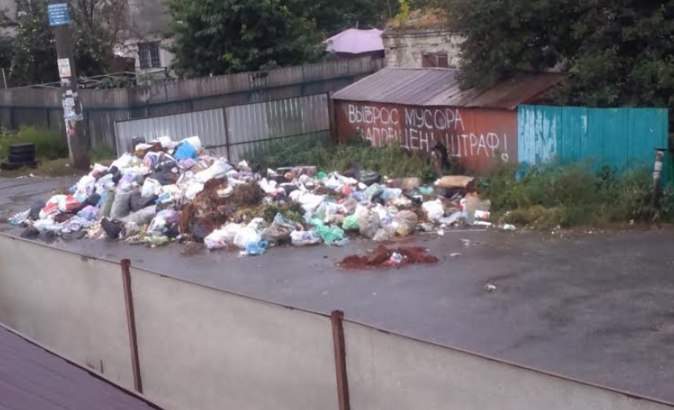 В Одессе посреди улицы образовалась огромная свалка отходов (фото)