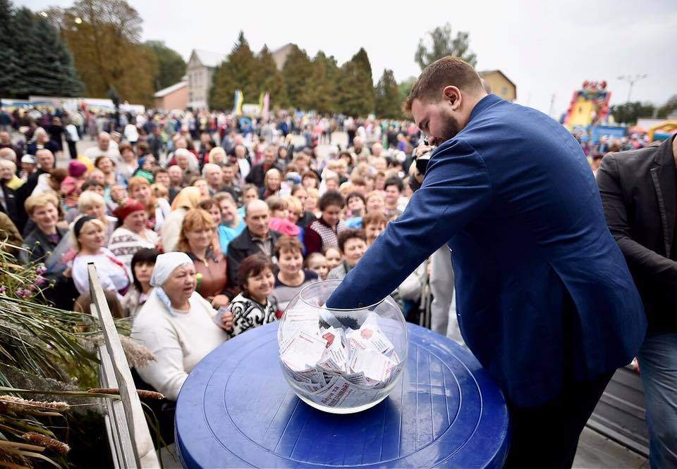 Нардеп от Радикальной партии провел на Черниговщине лотерею (Фото) 