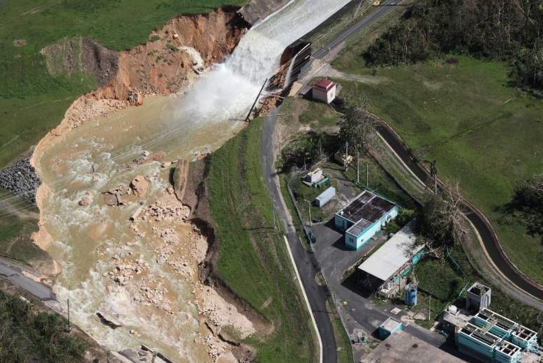 В Пуэрто-Рико массово эвакуируют людей из-за разрушающейся плотины