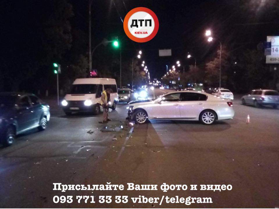 В Киеве в результате ДТП легковушка снесла светофор и протаранила забор (фото)