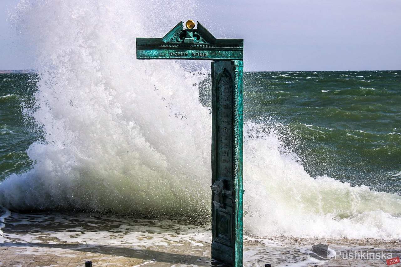 Фотофакт: в Одессе  купаются в море даже в шторм