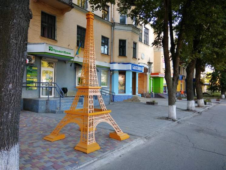 В Полтаве установили копию знаменитой парижской Эйфелевой башни (фото)