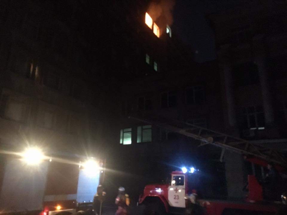 В Киеве в университете пищевых технологий произошёл масштабный пожар (фото)