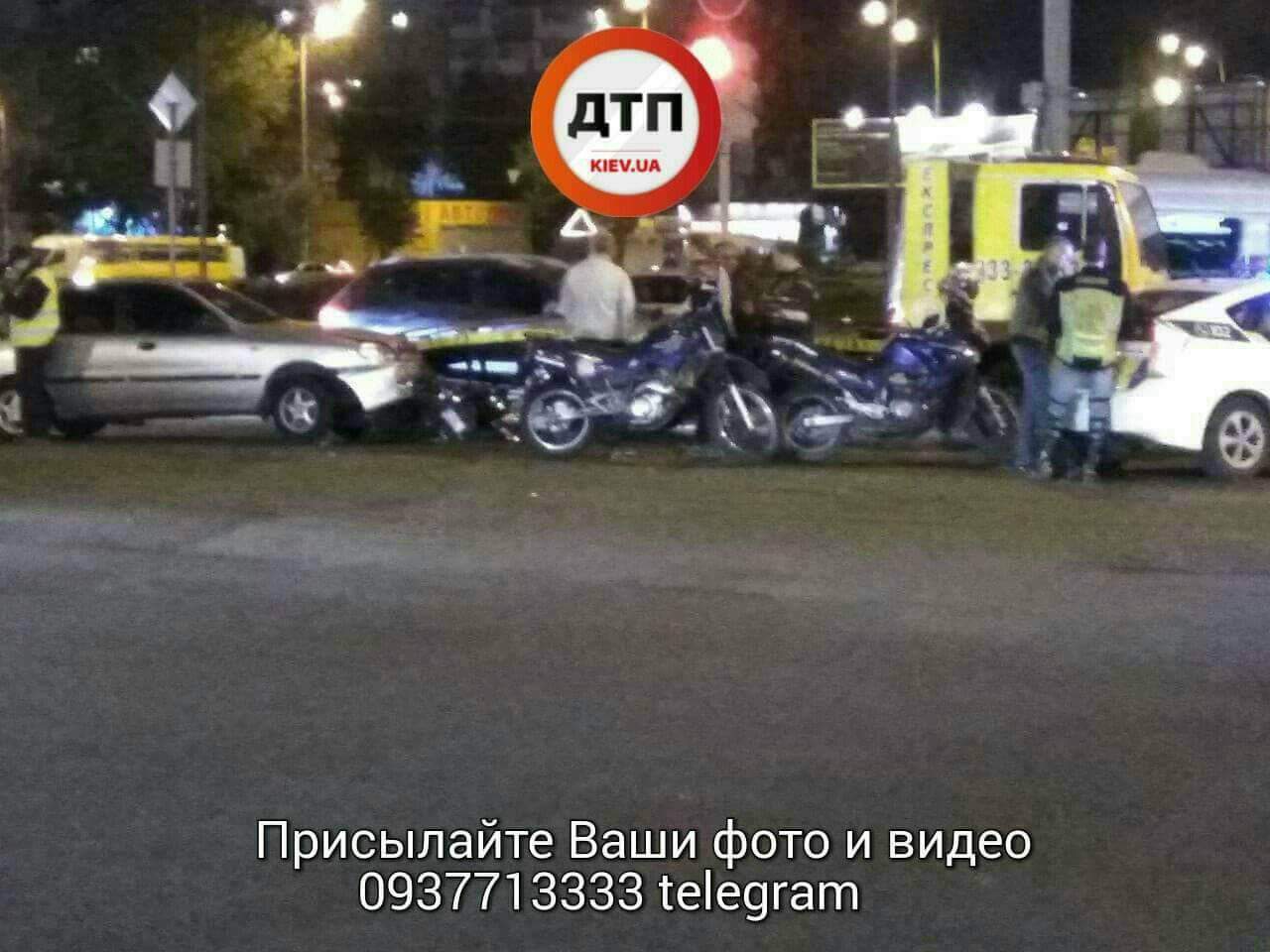В Киеве произошло столкновение мотоцикла и легковушки (фото)