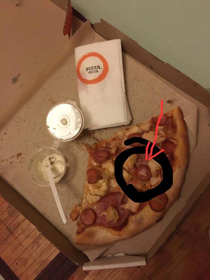«С риском для жизни»: одессит обнаружил в пицце осколок стекла (фото)