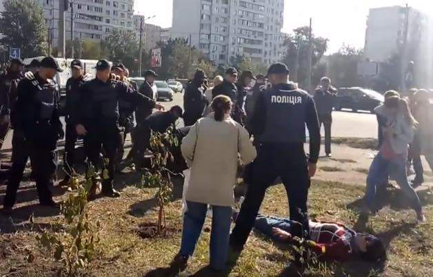 В Киеве полиция слезоточивым газом разгоняла активистов-противников строительства АЗС: есть пострадавшие (фото)