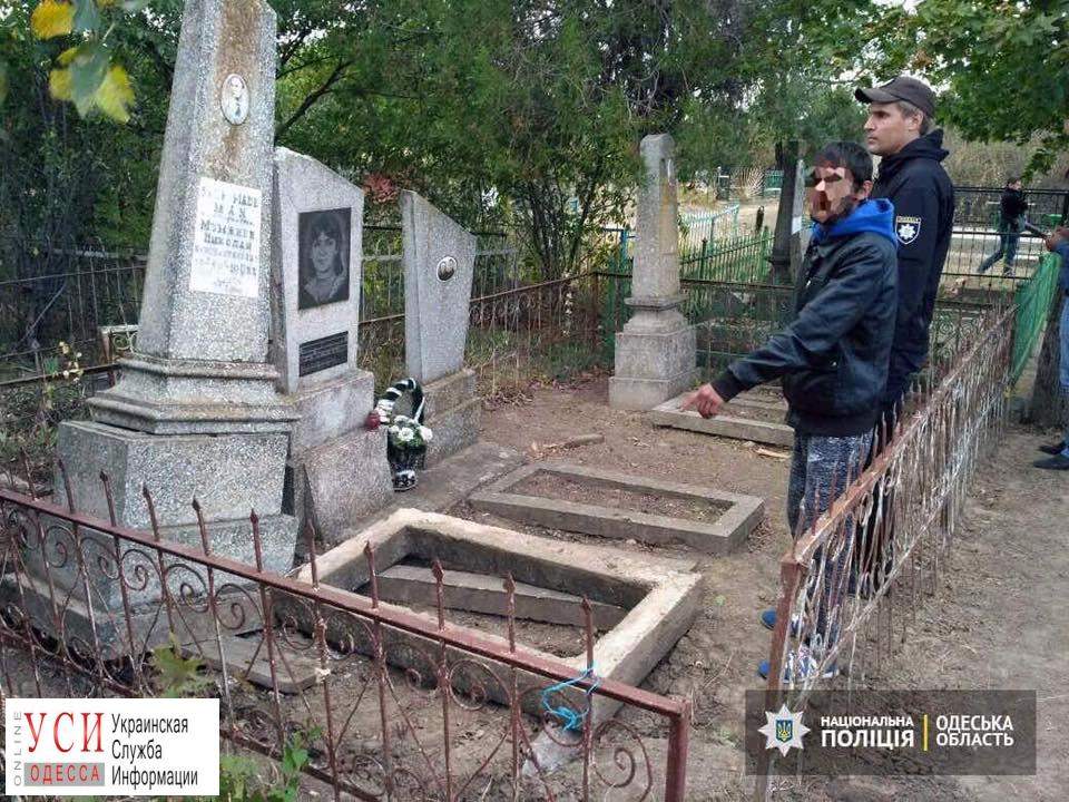 В Одесской области задержали вандалов, которые на протяжении года "охотились" за могилами (Фото)