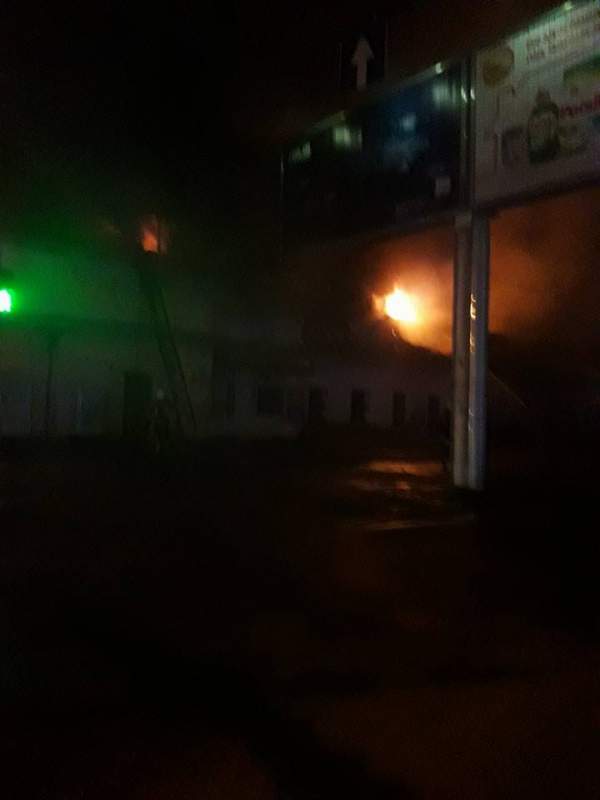 Последствия ночного пожара в Одессе: несколько квартир превратилось в пепел из-за пункта приёма макулатуры (видео)