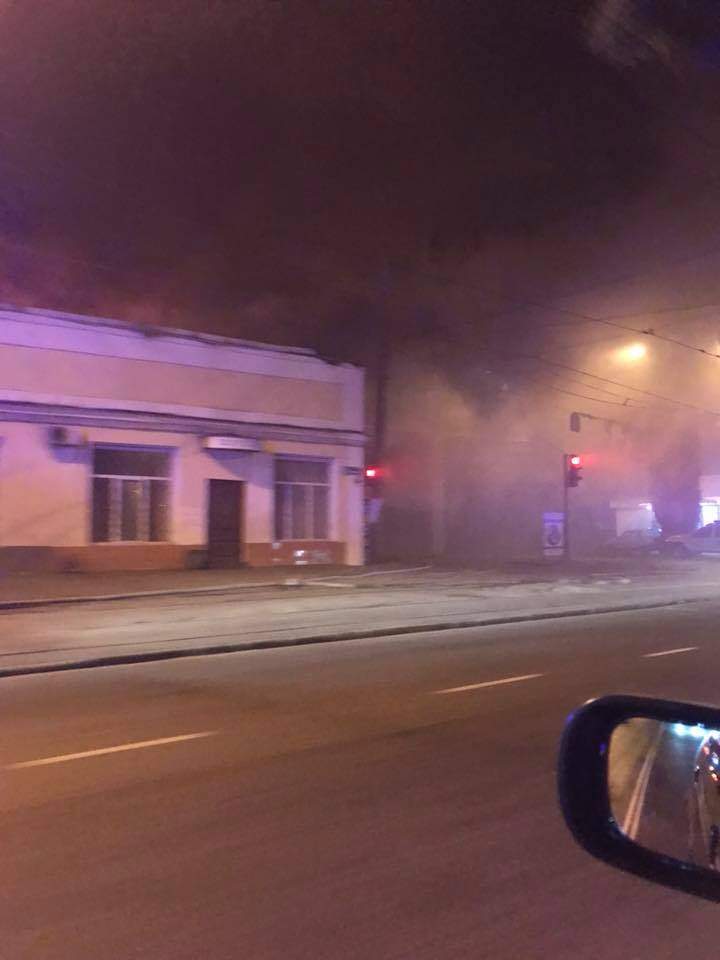 Последствия ночного пожара в Одессе: несколько квартир превратилось в пепел из-за пункта приёма макулатуры (видео)
