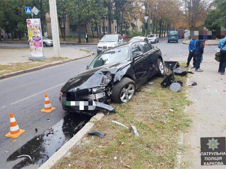 В Харькове "BMW" во время обгона снёс светофор (фото)