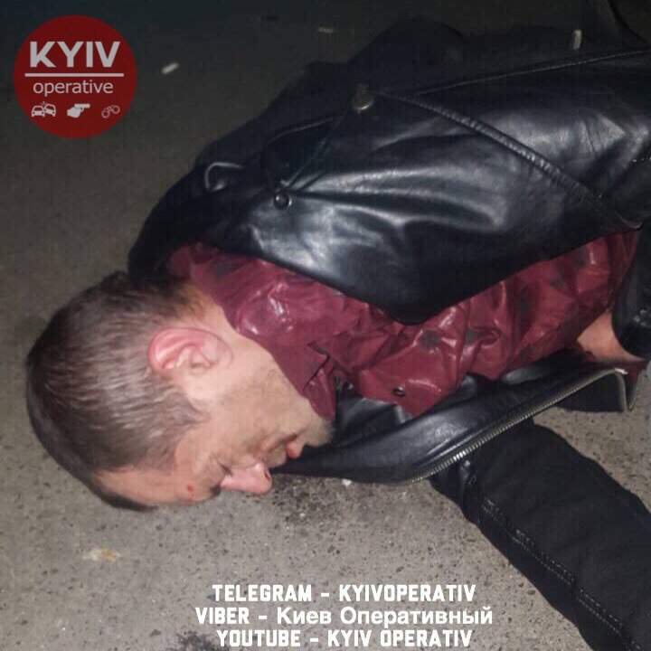 В Киеве мужчина от передозировки наркотиками лежал посреди улицы (фото)