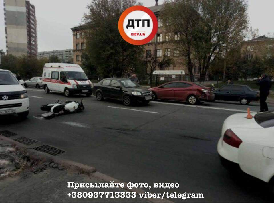 В Киеве произошло масштабное мото-ДТП. Есть пострадавшие (Фото)