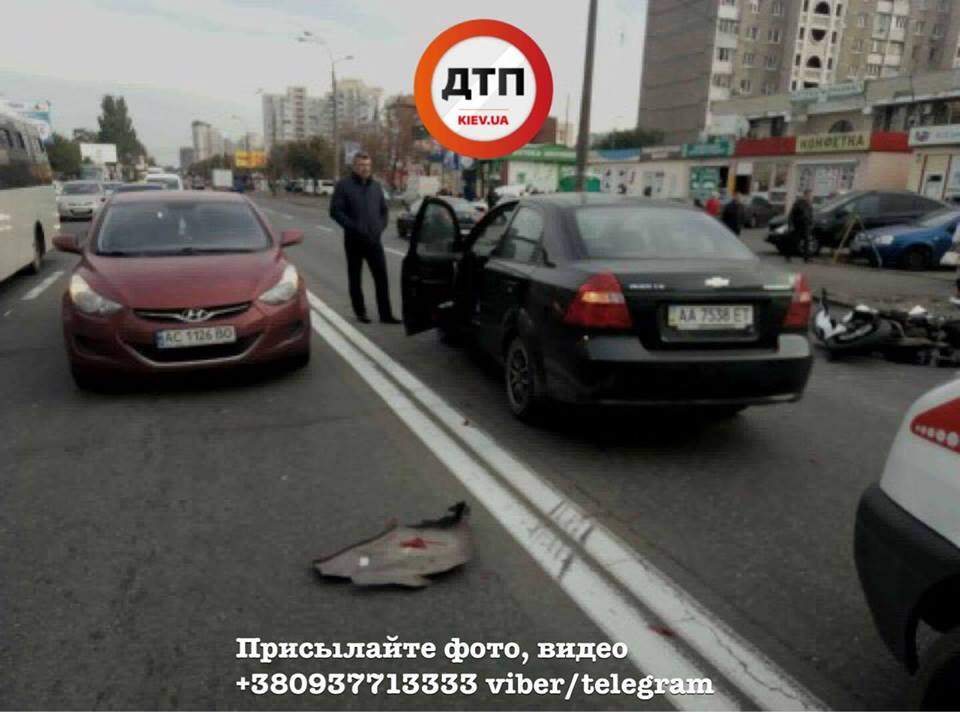 В Киеве произошло масштабное мото-ДТП. Есть пострадавшие (Фото)