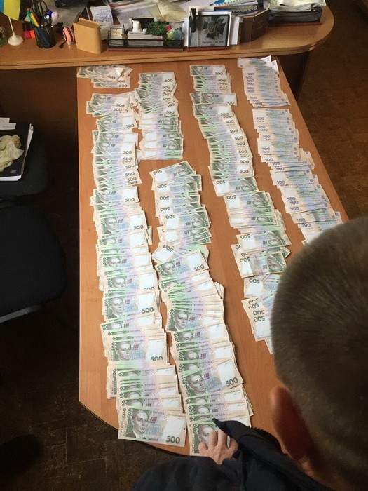 Чиновники на Донбассе заработали при помощи "откатов" почти полмиллиона гривен (Фото) 