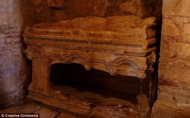 На территории Турции обнаружили потайную гробницу святого Николая (фото)