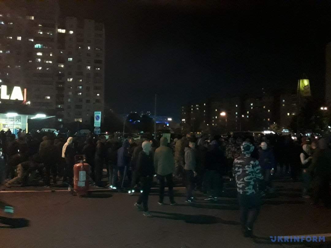 В Киеве митингующие разгромили заправку (фото)