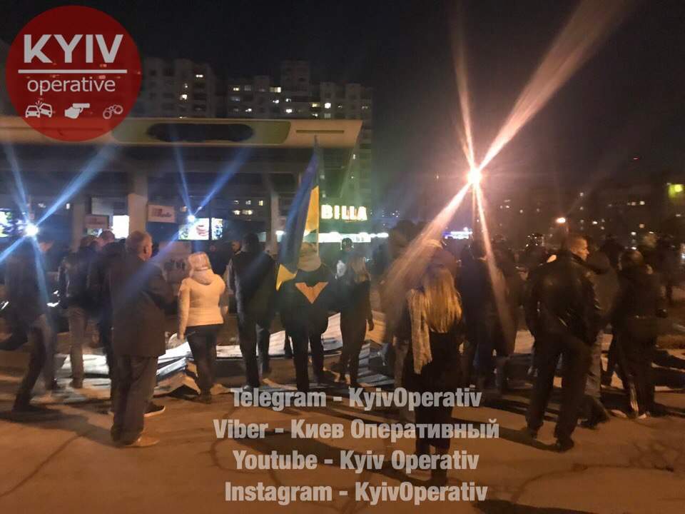 Фоторепортаж с места погрома заправки "ОККО" в Киеве (фото)