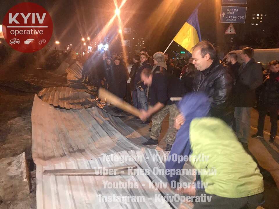 Фоторепортаж с места погрома заправки "ОККО" в Киеве (фото)