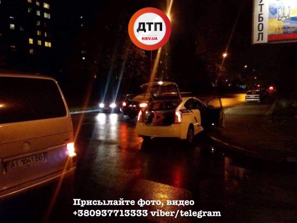 В Киеве автомобиль на скорости сбил девушку (Фото)