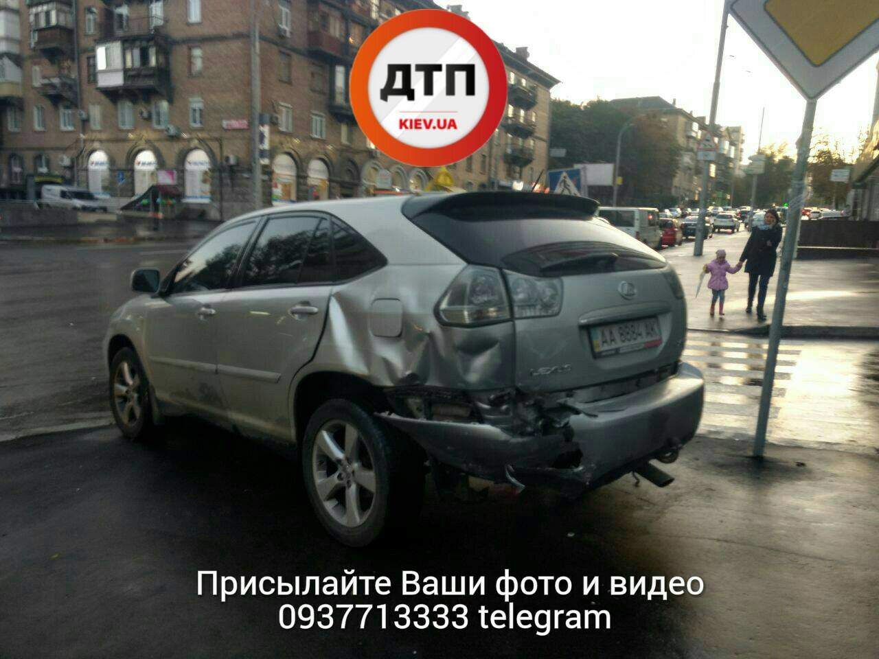 ДТП в Киеве: от удара автомобиль развернуло и отбросило на встречку (фото)