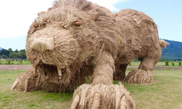В Японии проходила выставка гигантских животных из рисовой соломы (фото)
