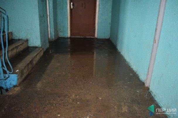 В Луцке многоэтажный дом затопило горячей водой (фото)