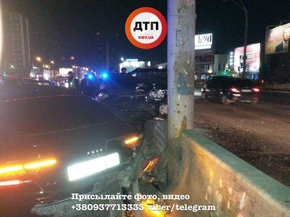 В Киеве столкнулись сразу 4 авто. Есть пострадавшие