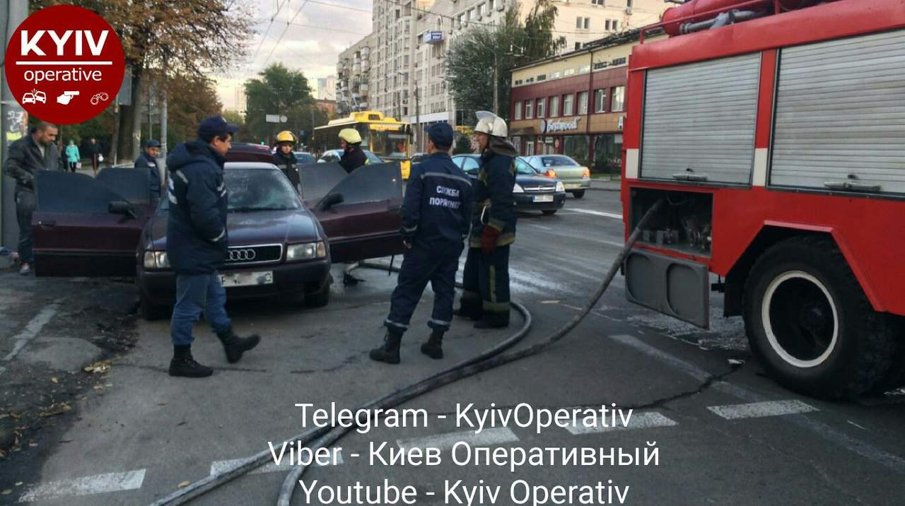 В Киеве возле КИМО загорелся автомобиль «Audi» (фото)
