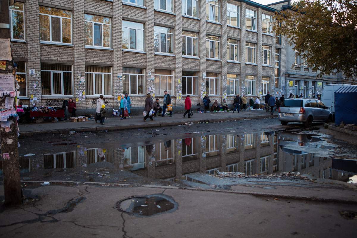 В Днепре лужа фекалий фактически поглотила целую улицу (Фото)