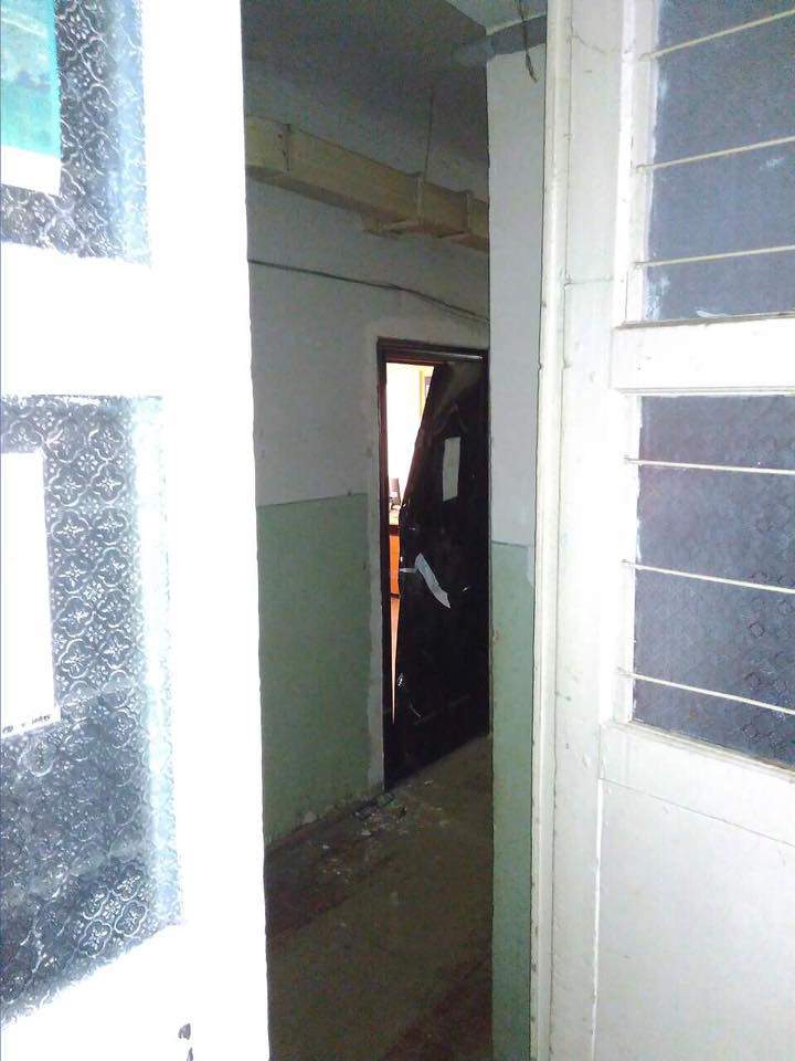 На этот раз выбил двери: В Луцке бомж-дебошира "штурмует" отделение полиции (Фото)