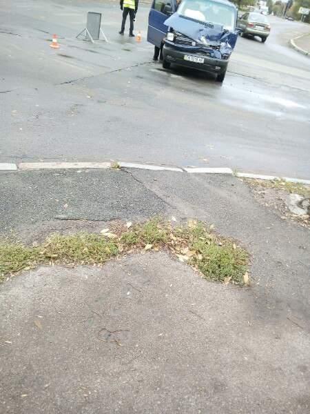 В Чернигове в результате аварии ГАЗель опрокинулась на крышу (фото)