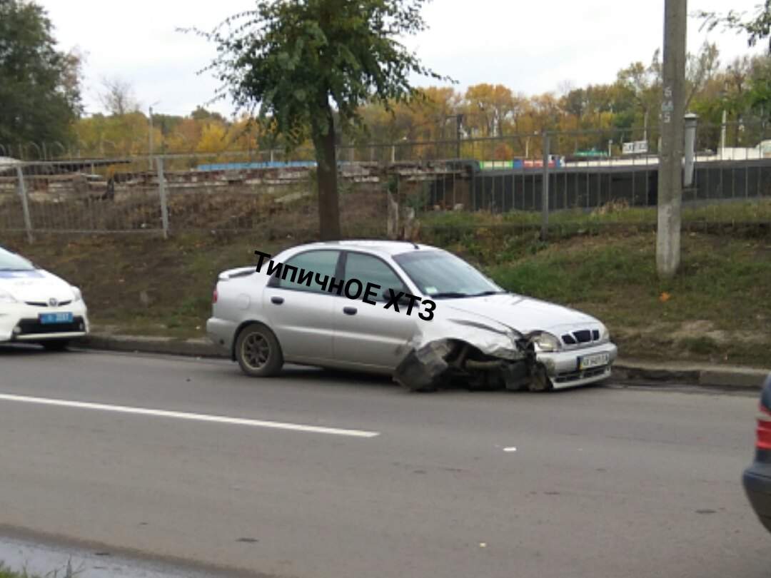 В Харькове столкнули два Daewoo Lanos: одно из машин осталось без колеса (фото)
