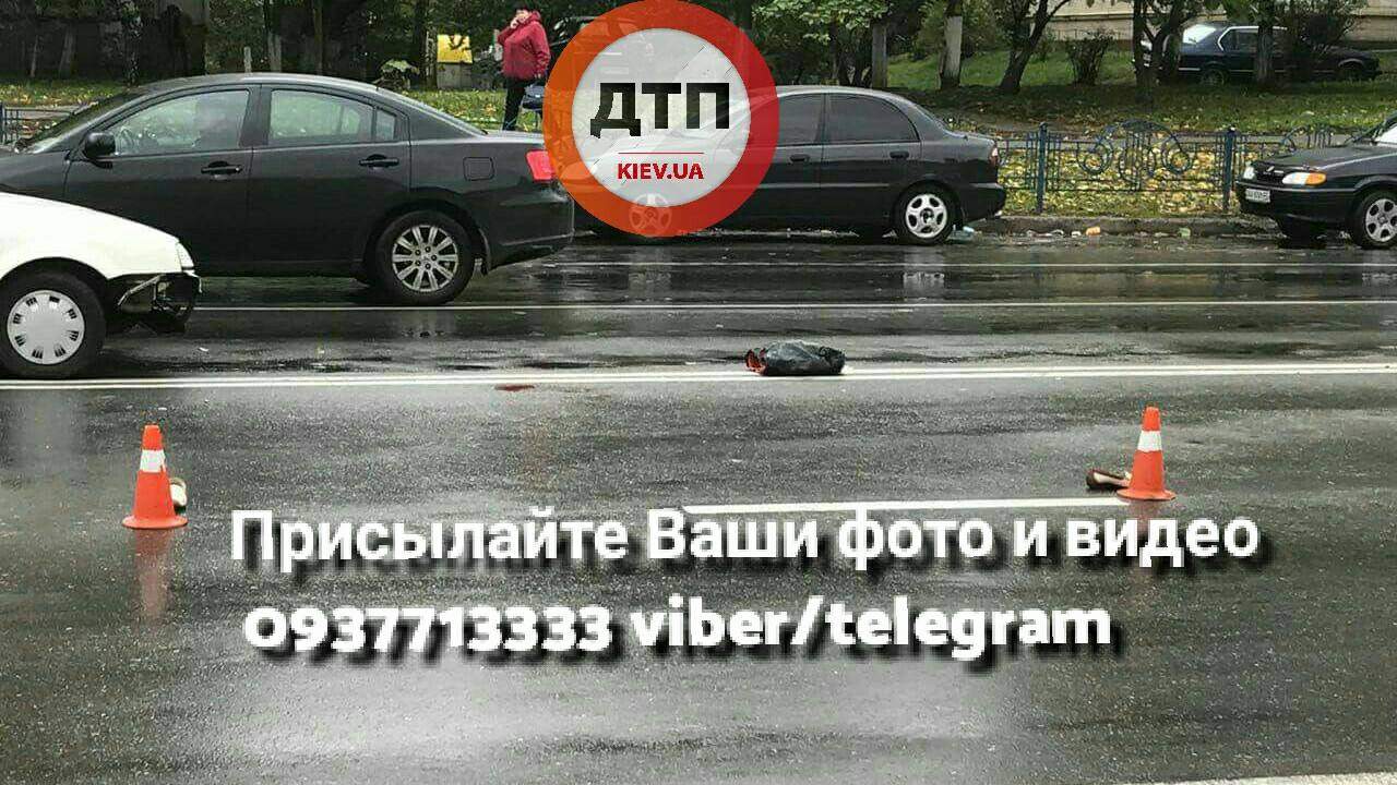 В Киеве пьяный водитель сбил женщину (фото)