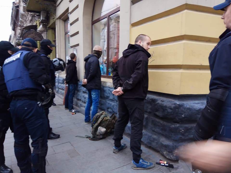 Во Львове полицейские задержали 50 человек с ножами, кастетами и цепями (Фото)