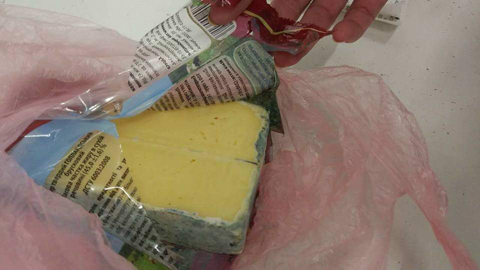 Что скрывается за красивой обверткой?: в Одессе покупатель приобрел просроченный сыр (фото)