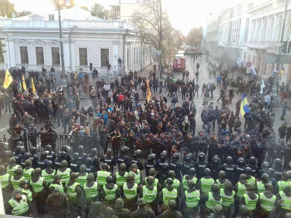 У здания Верховной Рады участники акции протеста устанавливают палатки и спальники (фото)