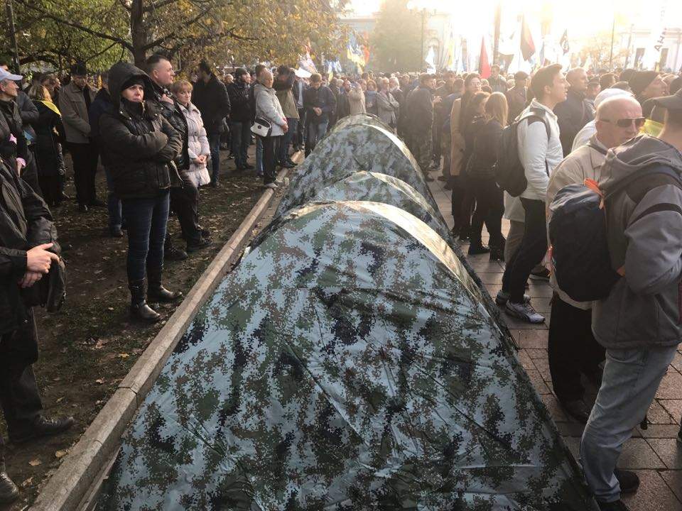 У здания Верховной Рады участники акции протеста устанавливают палатки и спальники (фото)