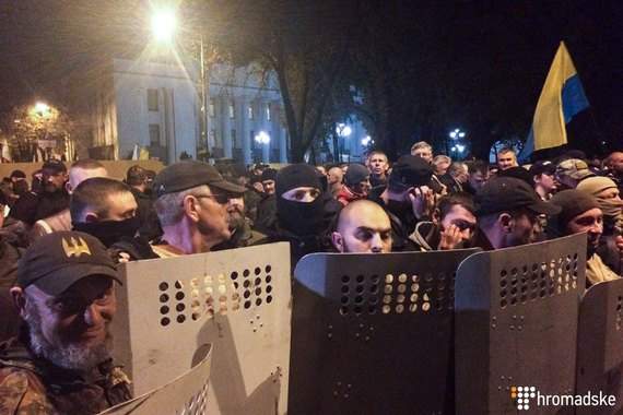 В Киеве возле здания Верховной Рады произошли новые стычки правоохранителей с митингующими (видео)