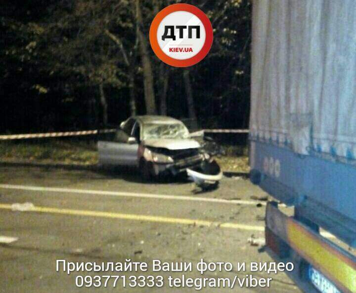 В Киеве столкнулись грузовая фура и легковой автомобиль (фото)