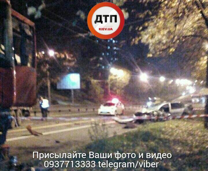 В Киеве столкнулись грузовая фура и легковой автомобиль (фото)