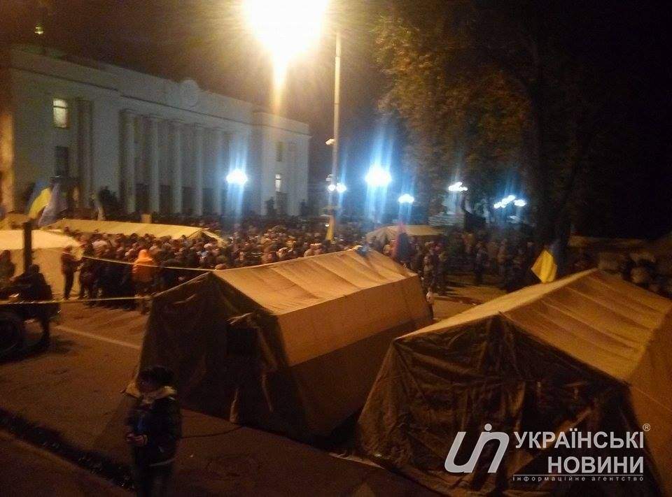 Под зданием Верховной Рады установили более 60 палаток (фото)