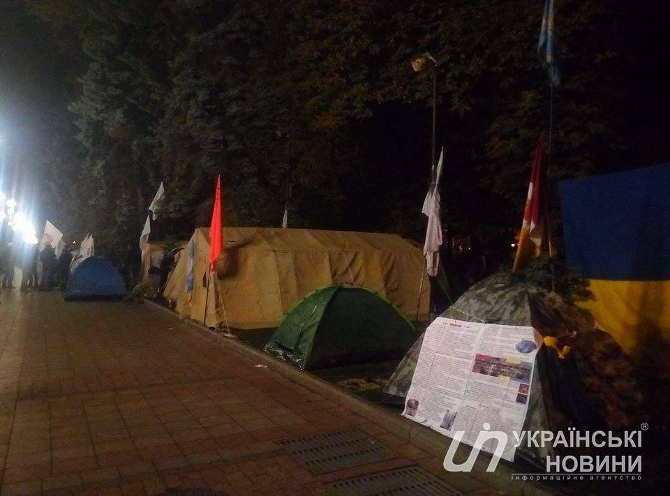 Под зданием Верховной Рады установили более 60 палаток (фото)