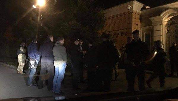Ночью "Автомайдан" приехал к загородной резиденции Порошенко (фото)