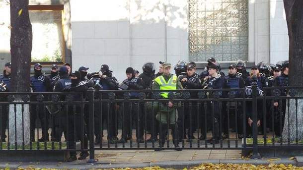 В Киеве у здания Верховной Рады правоохранители не разрешали митингующим пронести воду и еду (фото)
