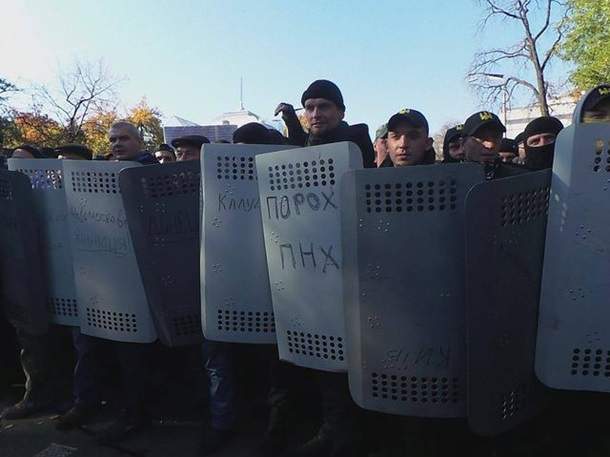 В Киеве у здания Верховной Рады правоохранители не разрешали митингующим пронести воду и еду (фото)
