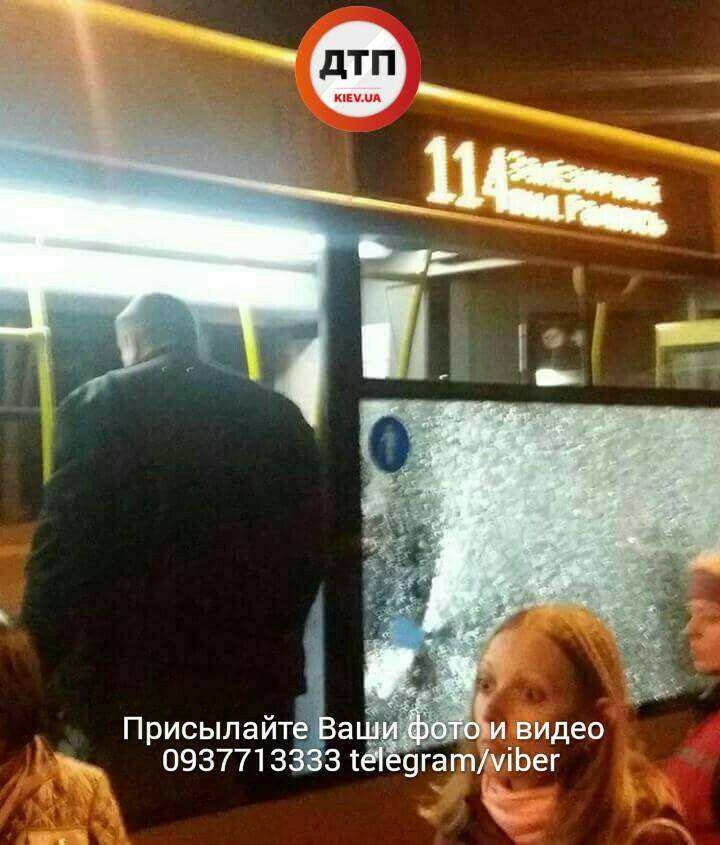 В Киеве неизвестные закидали камнями автобус с людьми (фото)