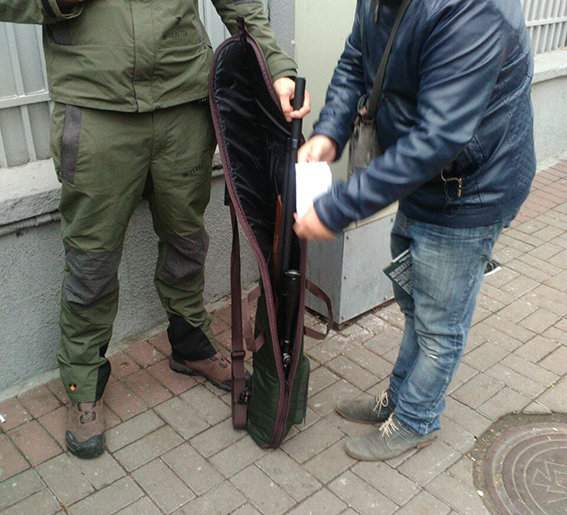 В Киеве был задержан мужчина, который направлялся на митинг с оружием (Фото)