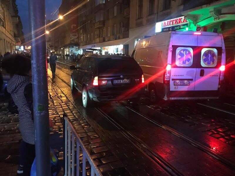 Во Львове «BMW» сбил молодого парня (фото)