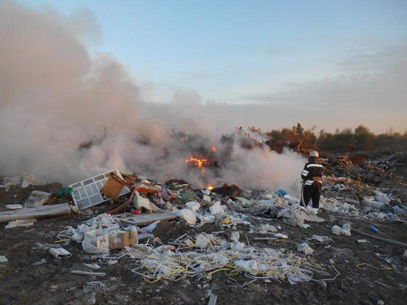 На Киевщине вблизи аэропорта горит мусорная свалка (фото)